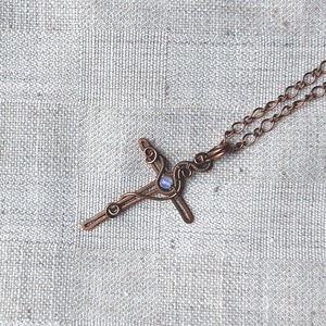 Vörösréz kereszt nyaklánc opalit kővel - ékszer - nyaklánc - medálos nyaklánc - Meska.hu