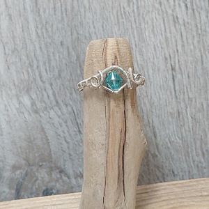 Ezüstözött drót gyűrű swarovski kristállyal - ékszer - gyűrű - szoliter gyűrű - Meska.hu