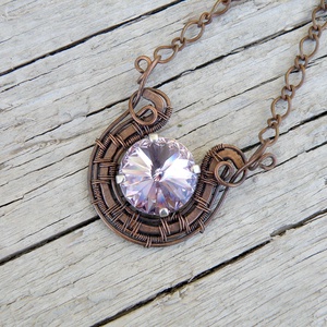 Vörösréz nyaklánc világos lila swarovski kristállyal - ékszer - nyaklánc - medálos nyaklánc - Meska.hu