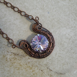 Vörösréz nyaklánc világos lila swarovski kristállyal - ékszer - nyaklánc - medálos nyaklánc - Meska.hu