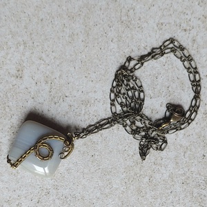 Sárgaréz nyaklánc achát kővel - ékszer - nyaklánc - medálos nyaklánc - Meska.hu