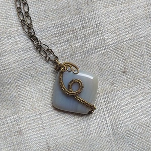 Sárgaréz nyaklánc achát kővel - ékszer - nyaklánc - medálos nyaklánc - Meska.hu