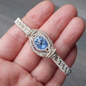 Drót karkötő kék swarovskival - ékszer - karkötő - karperec - Meska.hu