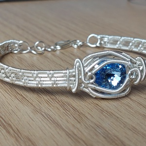 Drót karkötő kék swarovskival - ékszer - karkötő - karperec - Meska.hu