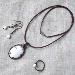 Vörösréz drótékszer szett fehér jáde kövekkel - Meska.hu