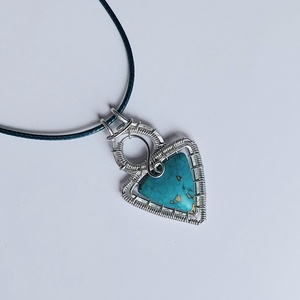 Türkiz kaboson alumínium drótba foglalva - ékszer - nyaklánc - medálos nyaklánc - Meska.hu