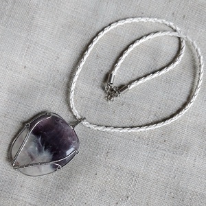 Orvosi acélból készült nyaklánc óriási fluorit ásvánnyal - ékszer - nyaklánc - medálos nyaklánc - Meska.hu