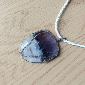 Orvosi acélból készült nyaklánc óriási fluorit ásvánnyal - ékszer - nyaklánc - medálos nyaklánc - Meska.hu