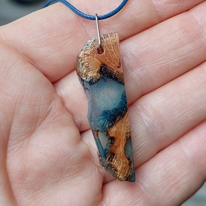 Rózsagyökér műgyanta nyaklánc - Meska.hu