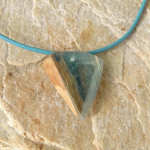 Műgyanta nyaklánc olajfa darabokkal - ékszer - nyaklánc - medálos nyaklánc - Meska.hu