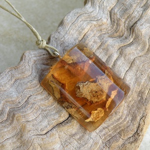 Toboz és műgyanta nyaklánc - ékszer - nyaklánc - medálos nyaklánc - Meska.hu