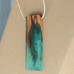 Nyaklánc olajfával és műgyantával - Meska.hu