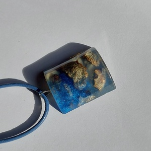 Kék műgyantába foglalt toboz nyaklánc - Meska.hu