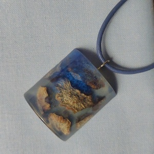 Kék műgyantába foglalt toboz nyaklánc - ékszer - nyaklánc - medálos nyaklánc - Meska.hu