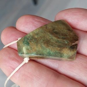 Olajfa és halványzöld műgyanta nyaklánc - ékszer - nyaklánc - medálos nyaklánc - Meska.hu