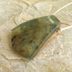 Olajfa és halványzöld műgyanta nyaklánc - ékszer - nyaklánc - medálos nyaklánc - Meska.hu