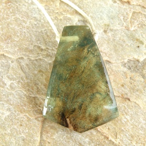 Olajfa és halványzöld műgyanta nyaklánc - ékszer - nyaklánc - medálos nyaklánc - Meska.hu