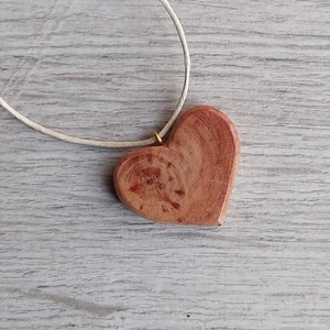 Szív alakú fa nyaklánc, Ékszer, Nyaklánc, Medálos nyaklánc, Ékszerkészítés, Famegmunkálás, MESKA