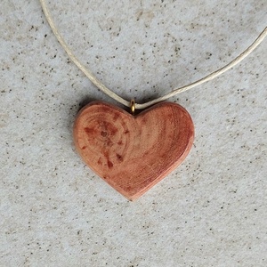 Szív alakú fa nyaklánc - ékszer - nyaklánc - medálos nyaklánc - Meska.hu