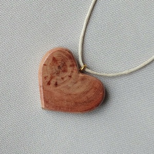 Szív alakú fa nyaklánc - ékszer - nyaklánc - medálos nyaklánc - Meska.hu