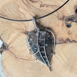 Acél drót nyaklánc turritella kővel - ékszer - nyaklánc - medálos nyaklánc - Meska.hu