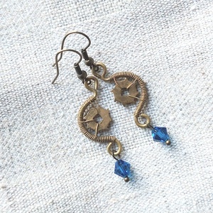 Steampunk stílusú drót fülbevaló swarovski kristállyal - ékszer - fülbevaló - lógó fülbevaló - Meska.hu