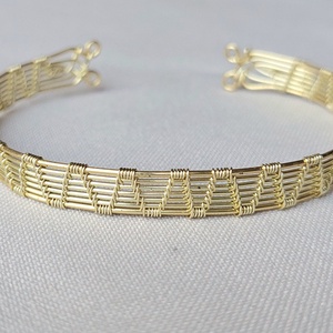 Arany színű merev karkötő - ékszer - karkötő - karperec - Meska.hu