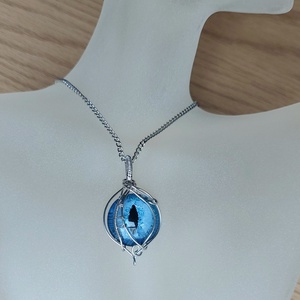 Acél nyaklánc kék sárkány szemmel, Ékszer, Nyaklánc, Medálos nyaklánc, Ékszerkészítés, Acél drótból készített medál kézzel festett kék sárkány szemmel.
A medál 4*2,2 cm, a lánc 45 cm.
Te..., MESKA