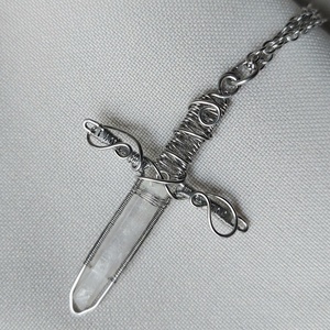 Acél kard férfi nyaklánc hegyikristállyal - ékszer - nyaklánc - medálos nyaklánc - Meska.hu