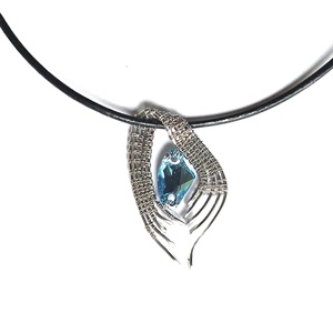 Acél drót nyaklánc kék swarovski kristállyal - Meska.hu