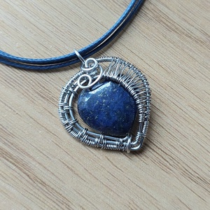 Acél drót nyaklánc szív lápis lazuli ásvány kővel - ékszer - nyaklánc - medálos nyaklánc - Meska.hu