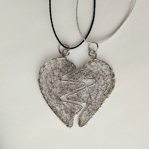 2 fél szív 1 párnak horgolt acél nyaklánc, Ékszer, Nyaklánc, Medálos nyaklánc, Ékszerkészítés, Acél drótból hogolt összeillő 2 fél szív nyaklánc 1 párnak.
A medálok mérete 4,2 * 2,5 cm.
A női ez..., MESKA