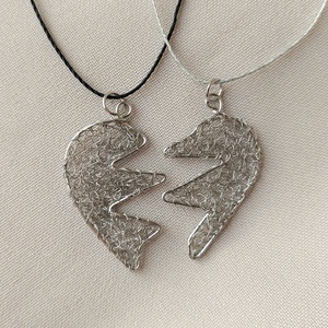 2 fél szív 1 párnak horgolt acél nyaklánc - ékszer - nyaklánc - medálos nyaklánc - Meska.hu