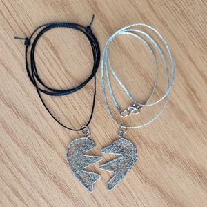 2 fél szív 1 párnak horgolt acél nyaklánc - ékszer - nyaklánc - medálos nyaklánc - Meska.hu