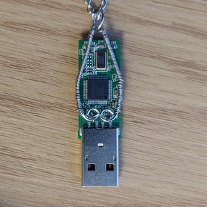 Férfi nyaklánc pendrive belsővel - Meska.hu