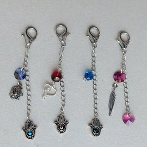 Apró táskadíszek swarovski kristályokkal, Táska & Tok, Kulcstartó & Táskadísz, Táskadísz, Ékszerkészítés, Táskadíszek hossza 8 - 9 cm, swarovski kristállyal díszítettek., MESKA