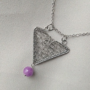 Horgolt acél nyaklánc lila turmalin ásvány golyóval - ékszer - nyaklánc - medálos nyaklánc - Meska.hu