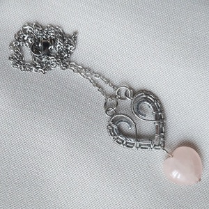 Acél és alumínium nyaklánc rózsakvarc szívvel - ékszer - nyaklánc - medálos nyaklánc - Meska.hu