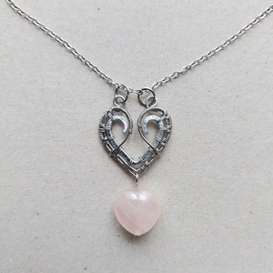 Acél és alumínium nyaklánc rózsakvarc szívvel - ékszer - nyaklánc - medálos nyaklánc - Meska.hu