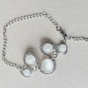 Acél karkötő szelenit és hókvarc (tejkvarc) ásvány golyókkal - ékszer - karkötő - karkötő medállal - Meska.hu
