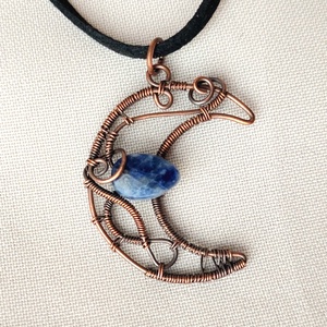 Hold nyaklánc szodalit ásvánnyal - ékszer - nyaklánc - medálos nyaklánc - Meska.hu