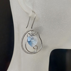 Acél cicás fülbevaló halványkék swarovski kristállyal - Meska.hu