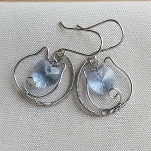 Acél cicás fülbevaló halványkék swarovski kristállyal - ékszer - fülbevaló - lógó fülbevaló - Meska.hu