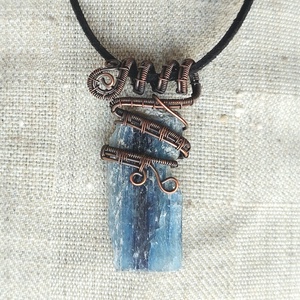 Vörösréz nyaklánc nyers kianit ásvány kővel - ékszer - nyaklánc - medálos nyaklánc - Meska.hu