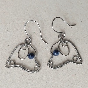 Acél kutya fülbevaló szodalit ásvány golyóval - ékszer - fülbevaló - lógó fülbevaló - Meska.hu