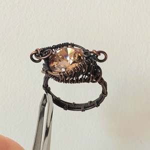 Feltűnő vörösréz gyűrű swarovski kristállyal - ékszer - gyűrű - statement gyűrű - Meska.hu