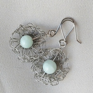 Horgolt acél fülbevaló jáde ásvánnyal - ékszer - fülbevaló - lógó fülbevaló - Meska.hu