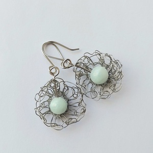 Horgolt acél fülbevaló jáde ásvánnyal - ékszer - fülbevaló - lógó fülbevaló - Meska.hu