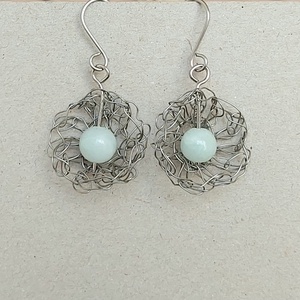 Horgolt acél fülbevaló jáde ásvánnyal - ékszer - fülbevaló - lógó fülbevaló - Meska.hu