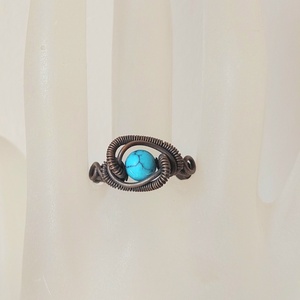 Vörösréz drót gyűrű türkiz ásvány kővel - ékszer - gyűrű - fonódó gyűrű - Meska.hu